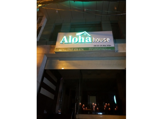 Bảng hiệu Aloha House